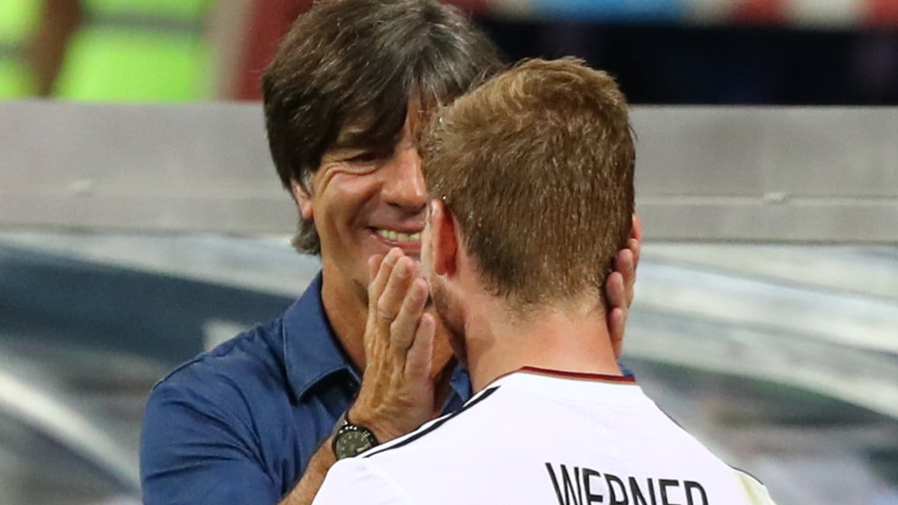 Bundestrainer Joachim Löw und Timo Werner freuen sich über den Sieg gegen Mexiko.