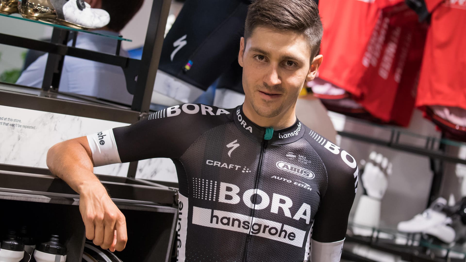 Emanuel Buchmann (24 Jahre, Bora-hansgrohe) 2015 bei seinem Debüt mit einem bemerkenswerten dritten Platz auf der Tour-Etappe über den Tourmalet. Mittlerweile einige Entwicklungsschritte weiter. Hat überdurchschnittliche Kletterfähigkeiten, gilt aktuell als deutsche Rundfahrt-Hoffnung. Soll in erster Linie dem Polen Rafal Majka zu einem Top-Fünf-Resultat verhelfen. Hat selbst die Chance auf das Weiße Trikot.