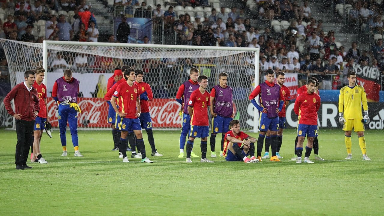 Es muss auch Verlierer geben: Nach der Niederlage lassen die Spanier die Köpfe hängen.