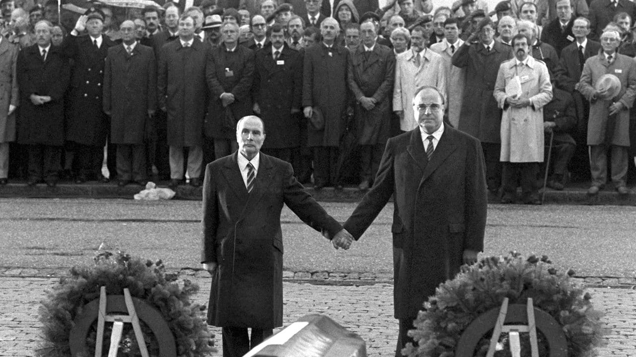 Historische Geste: Der französische Staatspräsident Francois Mitterrand und Bundeskanzler Helmut Kohl reichen sich am 22. Historische Geste: Der französische Staatspräsident Francois Mitterrand und Bundeskanzler Helmut Kohl reichen sich am 22.