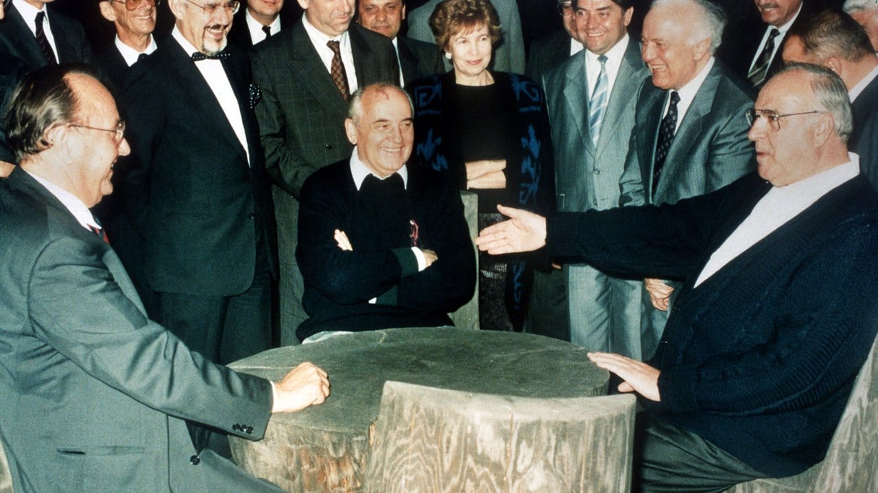 Männerfreundschaft: Michail Gorbatschow und Helmut Kohl im Juli 1990. Männerfreundschaft: Michail Gorbatschow und Helmut Kohl im Juli 1990.