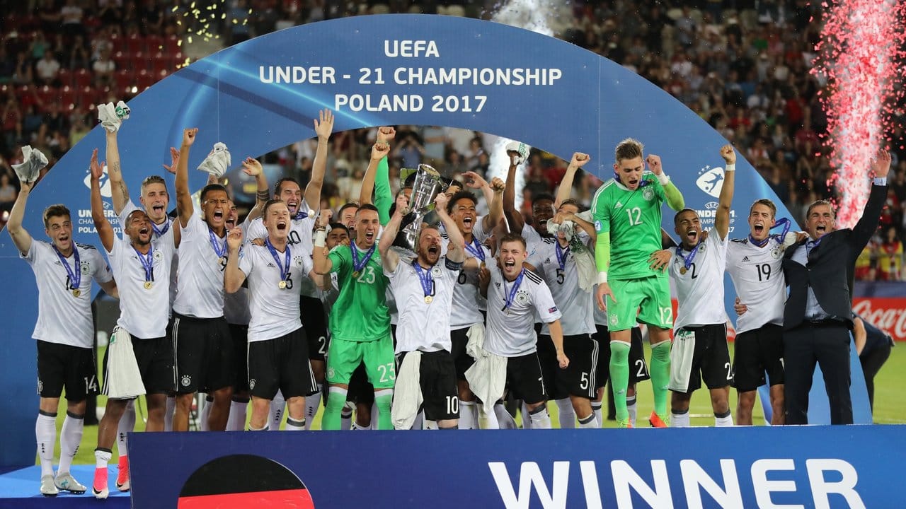 Die U21-Europameister bei der Siegerehrung.