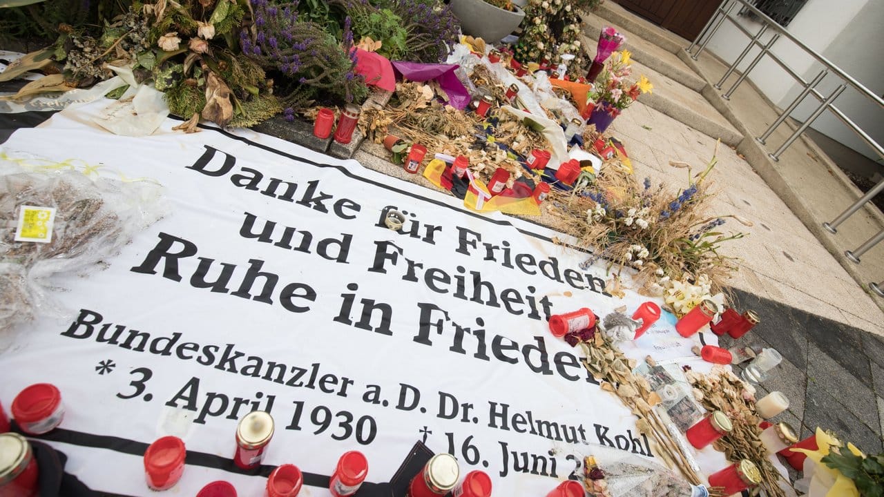 Mit Blumen wird vor dem Haus von Kohl an den verstorben Altkanzler erinnert.