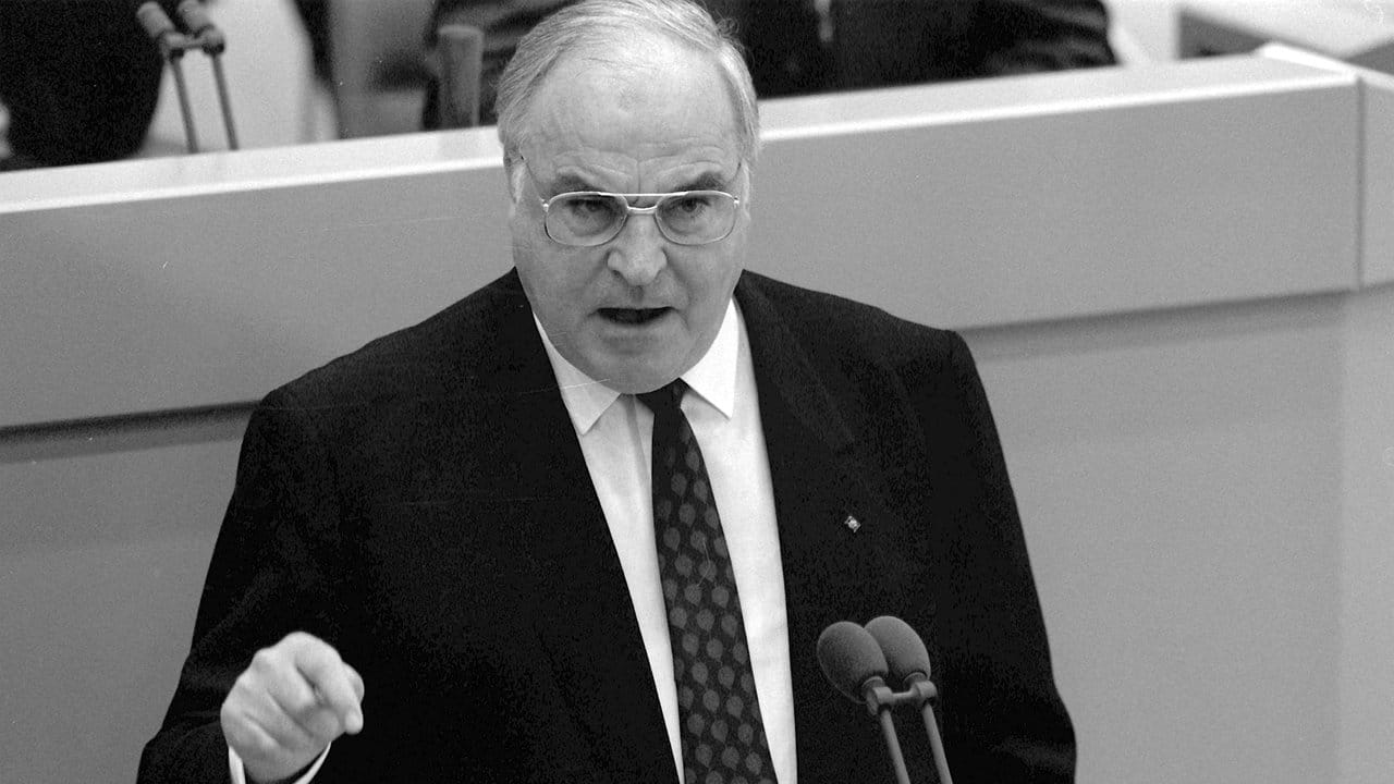 Bundeskanzler Helmut Kohl im November 1989 während einer Haushaltsdebatte im Deutschen Bundestag in Bonn.