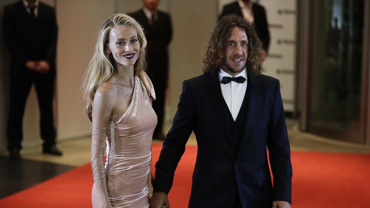Carles Puyol kommt mit seiner Partnerin Vanessa Lorenzo zur Messi-Hochzeit.