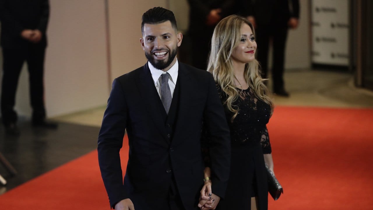 Manchester City-Fussballer Sergio Aguero und seine Partnerin Karina Tejeda gehören zu den Gästen.