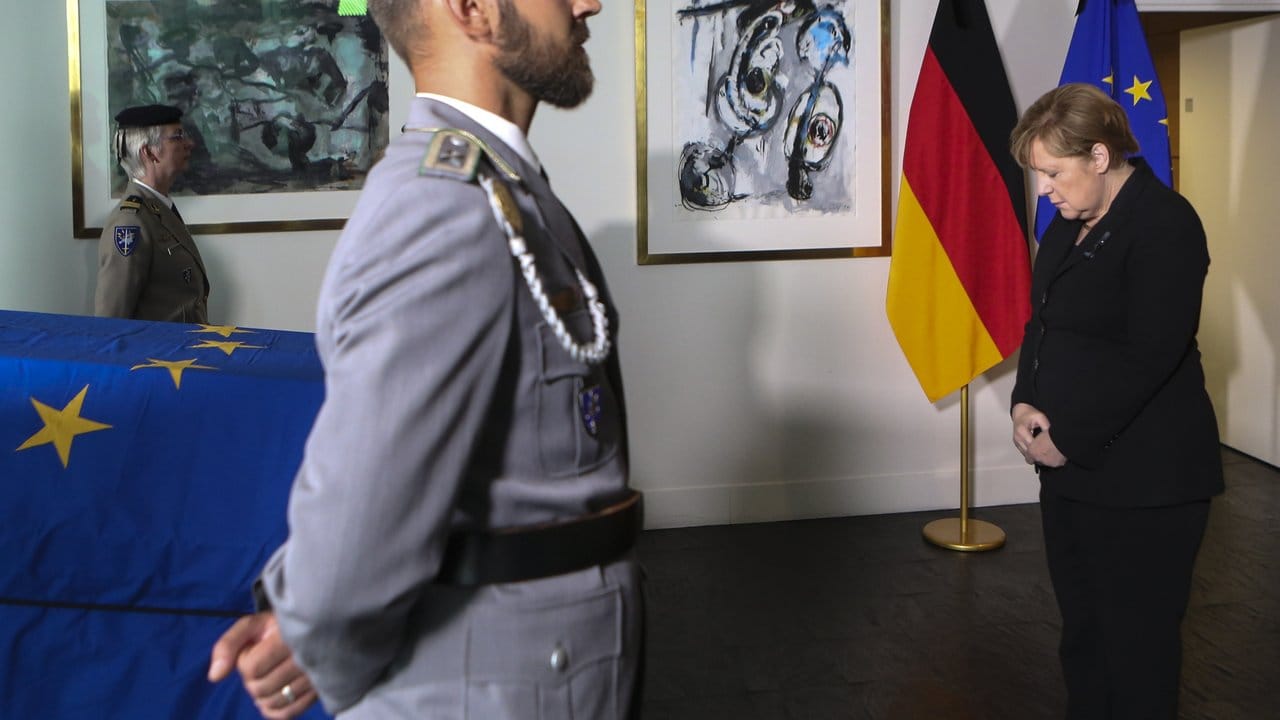 Bundeskanzlerin Angela Merkel verneigt sich am Sarg von Altbundeskanzler Kohl.