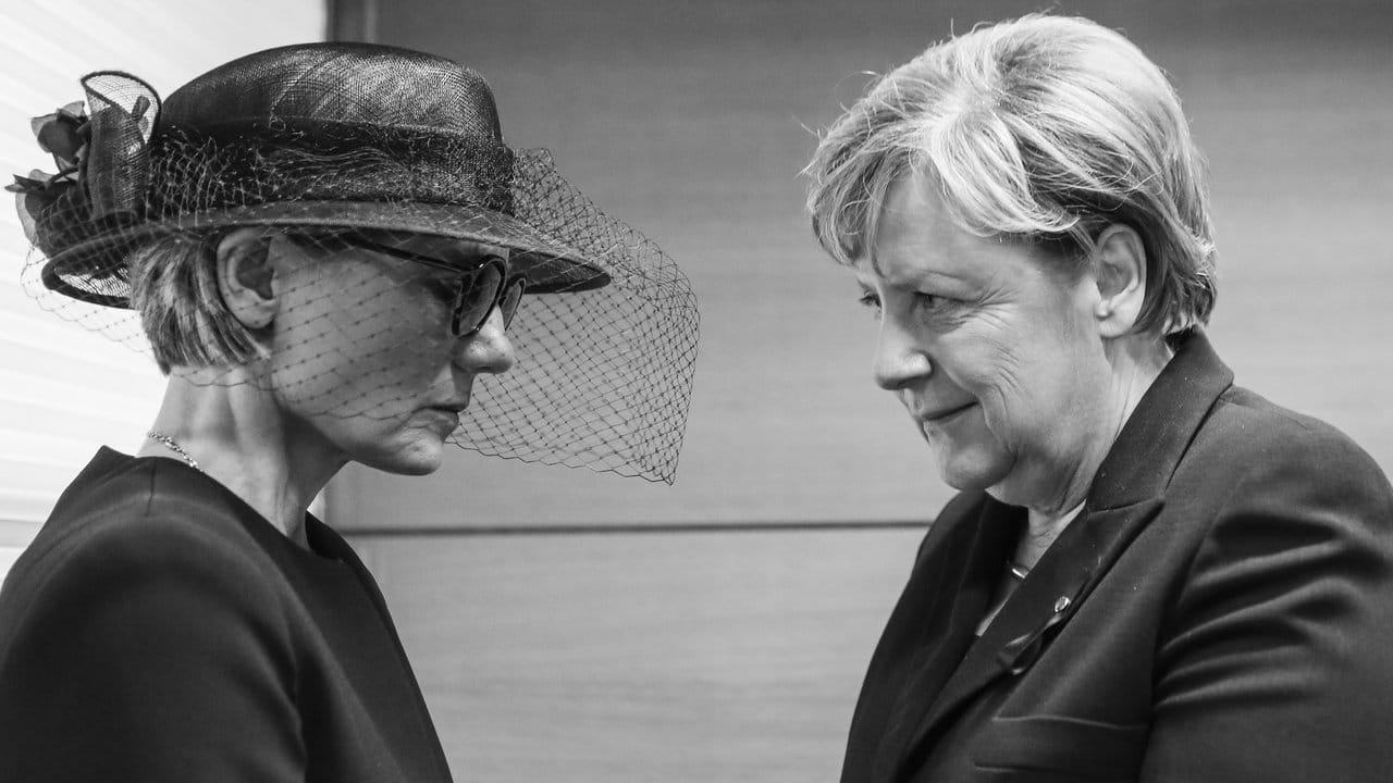 Bundeskanzlerin Angela Merkel (r) spricht in Straßburg zu der Witwe von Altbundeskanzler Kohl, Maike Kohl-Richter.