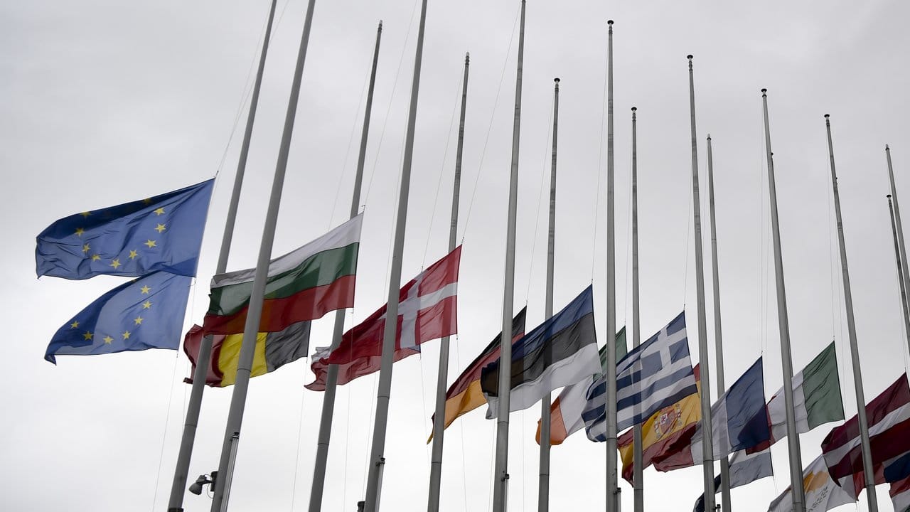 Die Flaggen der EU-Mitgliedstaaten wehen vor dem EU-Parlament in Straßburg auf halbmast.
