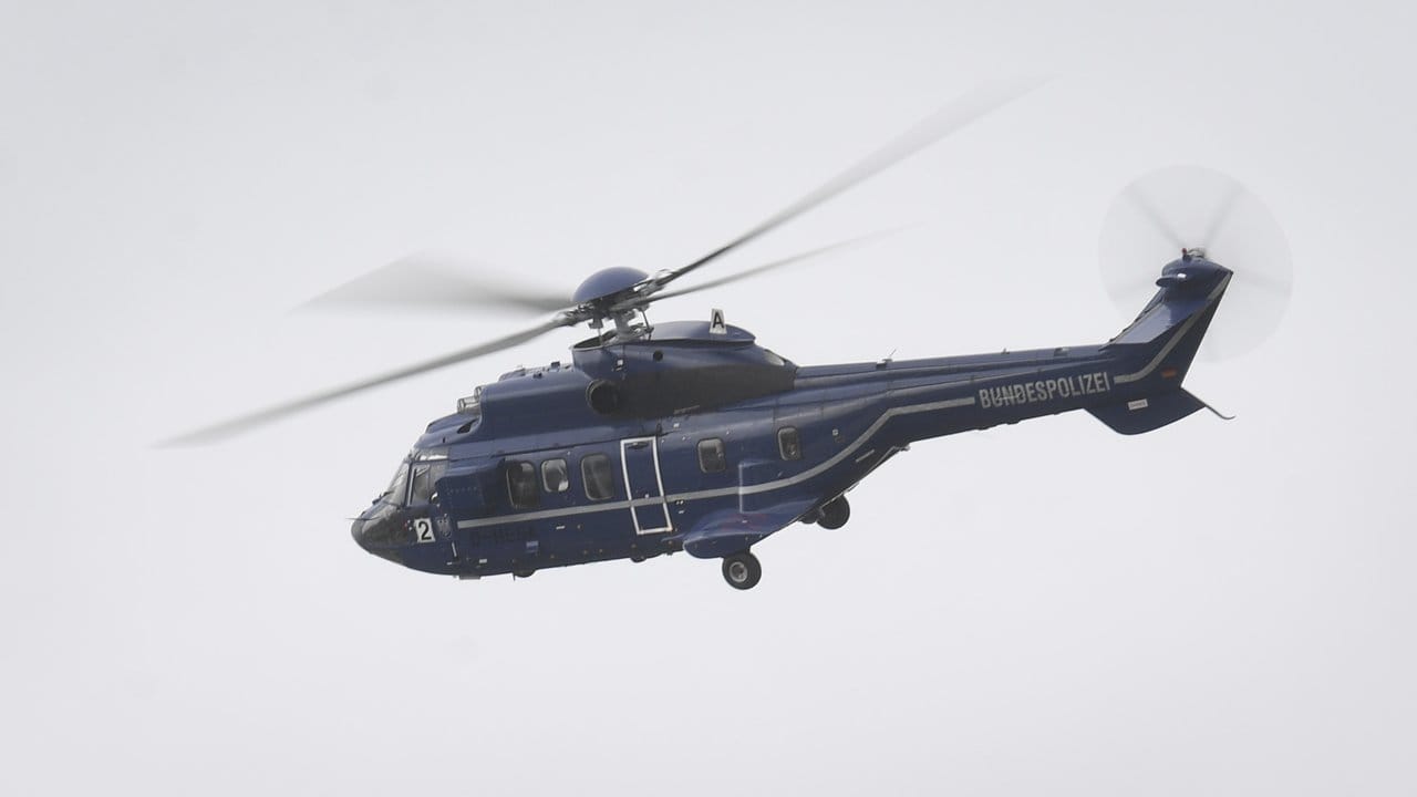 Ein Hubschrauber der Bundespolizei brachte den Sarg von Straßburg nach Ludwigshafen.