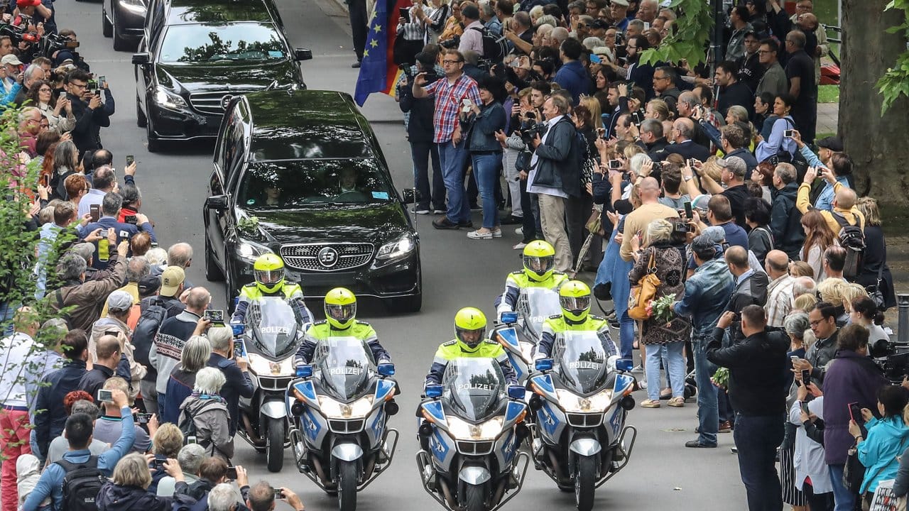Der Sarg mit der sterblichen Überresten von Helmut Kohl wird durch Ludwigshafen gefahren, damit die Bevölkerung Abschied nehmen kann.
