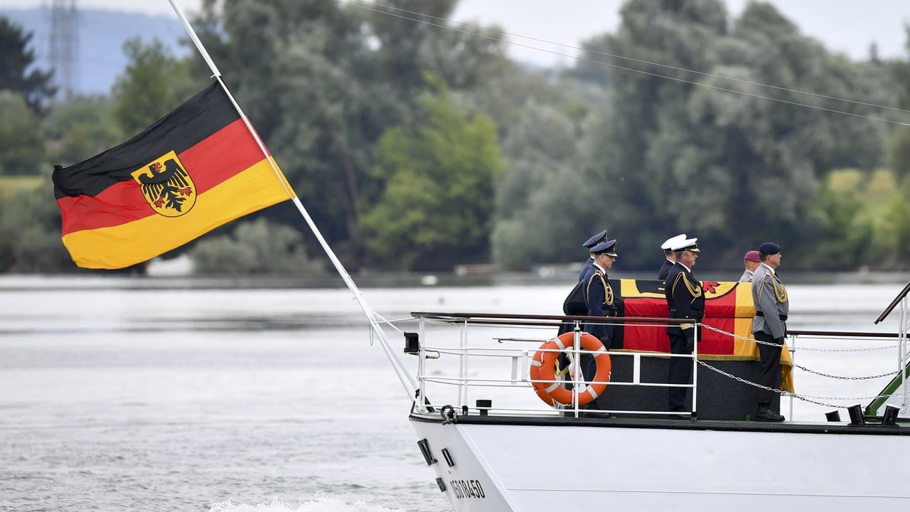 Der Sarg Helmut Kohls wird auf dem Rhein von Reffenthal nach Speyer gebracht.