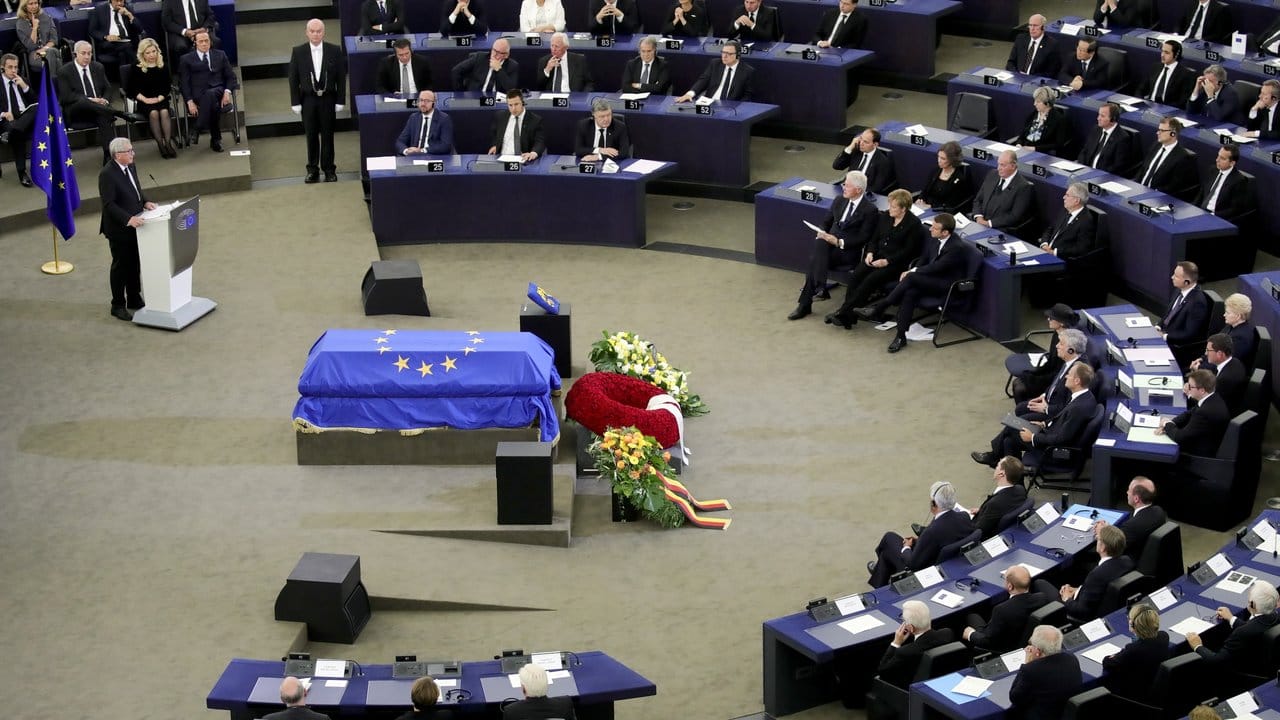 EU-Kommissionspräsident Jean-Claude Juncker steht beim Trauerakt in Straßburg am Rednerpult.