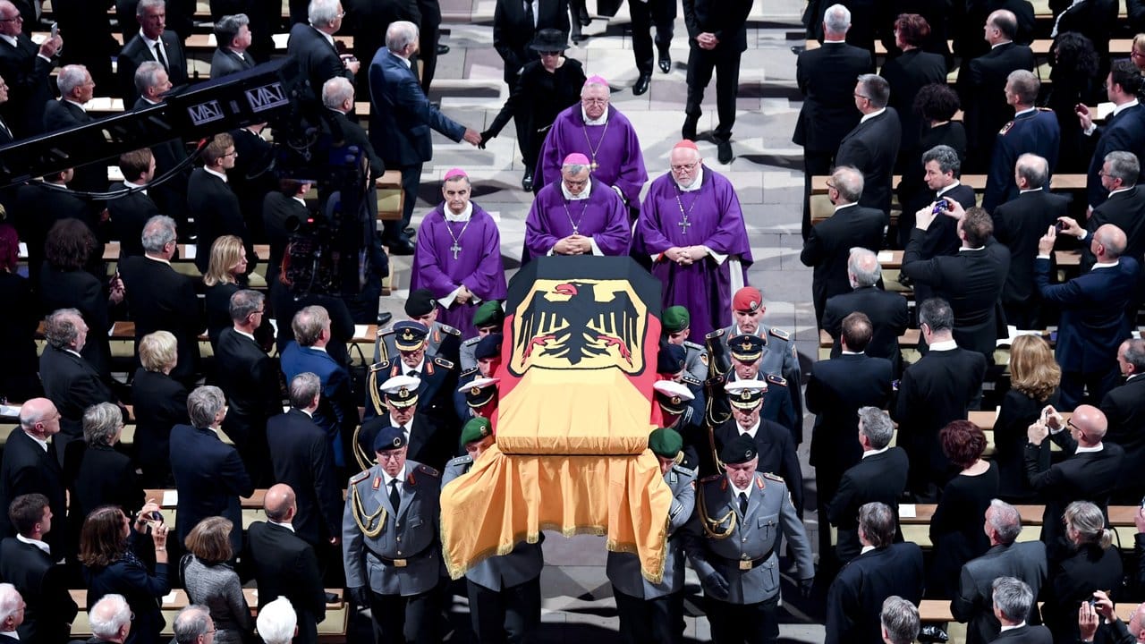 Der Sarg mit Altkanzler Helmut Kohl wird nach der Totenmesse aus dem Dom zu Speyer getragen.