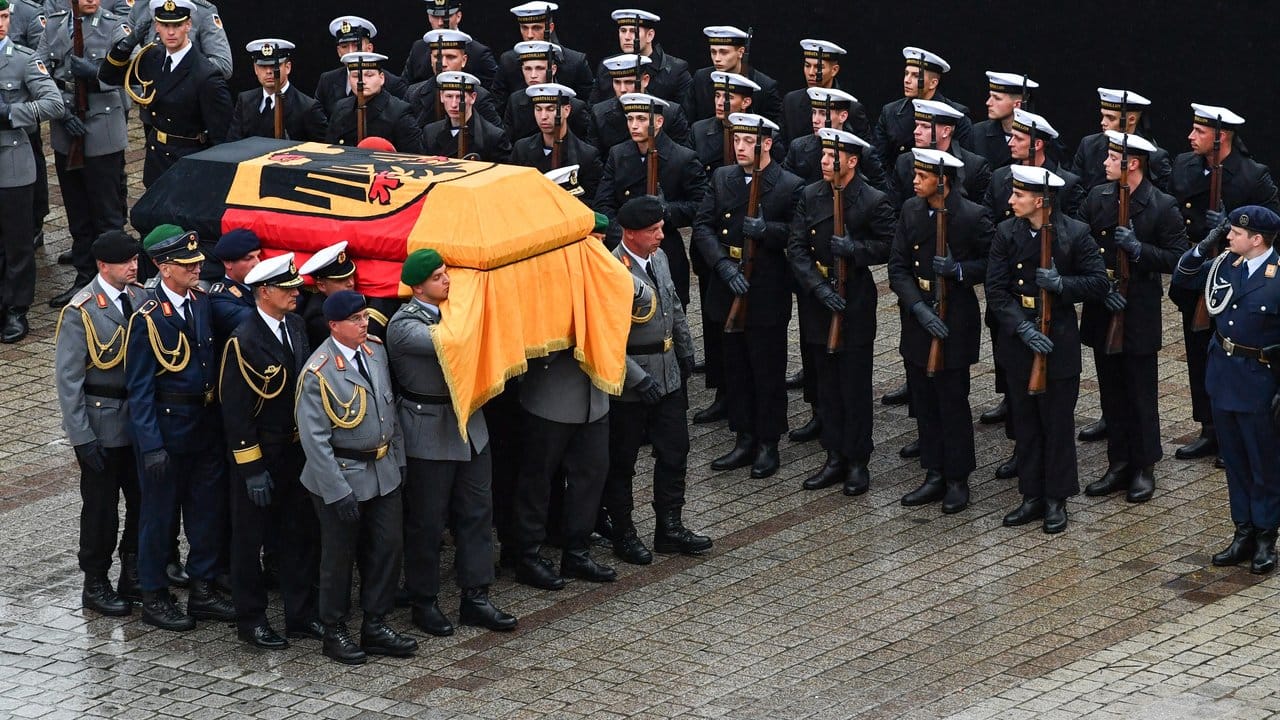Der Sarg mit Altkanzler Helmut Kohl wird nach der Totenmesse mit großem militärischen Ehrengeleit über den Domplatz von Speyer getragen.