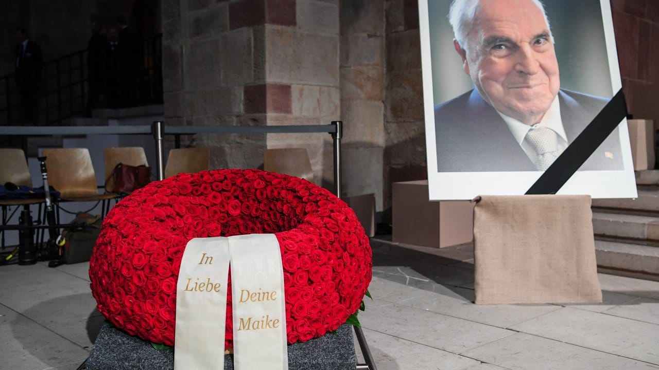 Der Trauerkranz der Witwe Maike Kohl-Richter liegt im Dom zu Speyer neben einem Foto von Altkanzler Helmut Kohl.