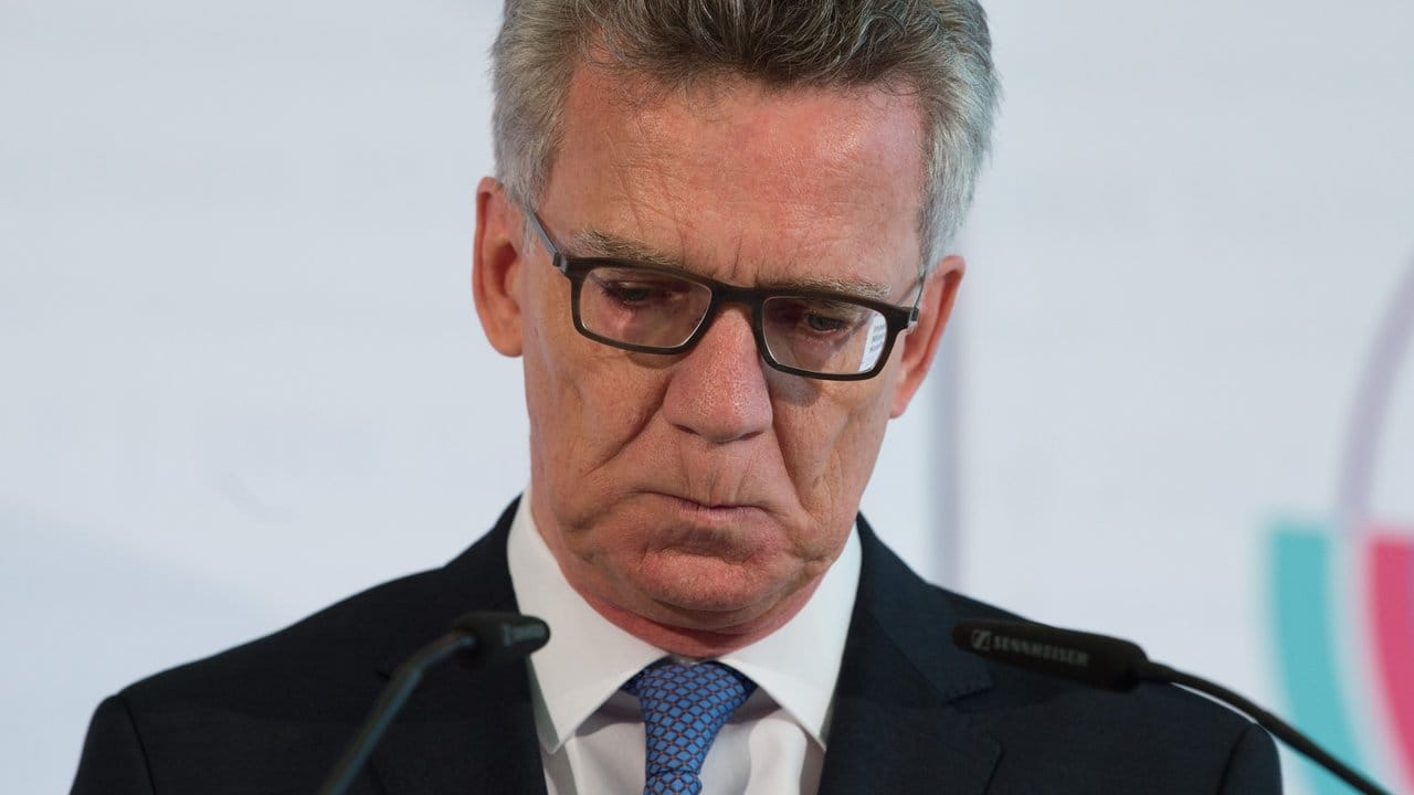 Bundesinnenminister Thomas de Maiziere Mitte Juni bei der Innenministerkonferenz in Dresden. Bundesinnenminister Thomas de Maiziere Mitte Juni bei der Innenministerkonferenz in Dresden.