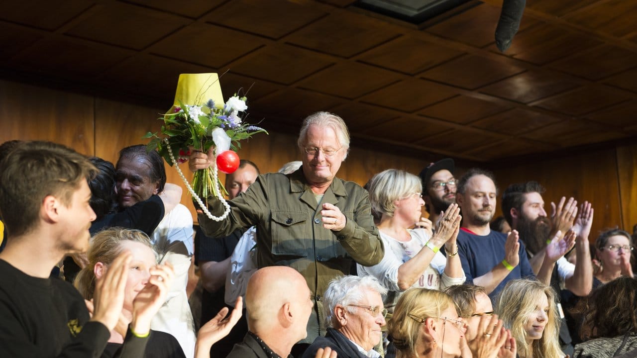 Applaus und Blumen für Frank Castorf (M).