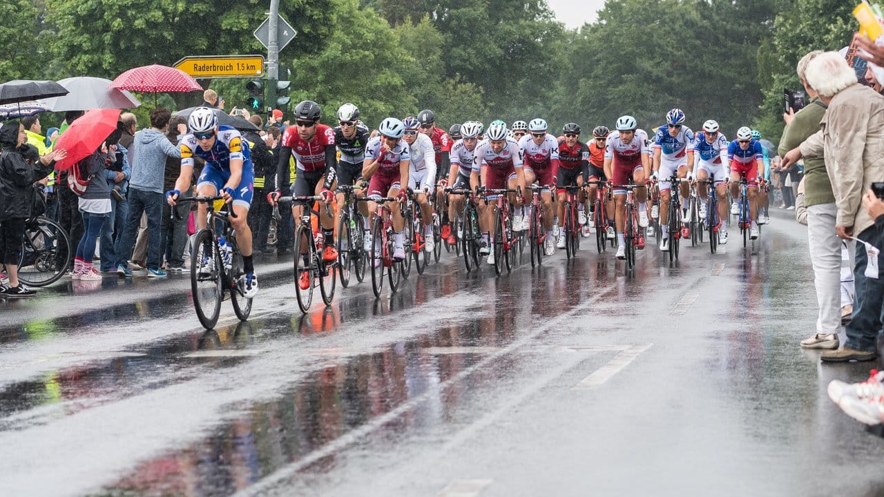 Auch auf der zweiten Etappe hatten die Fahrer mit Regen zu kämpfen.