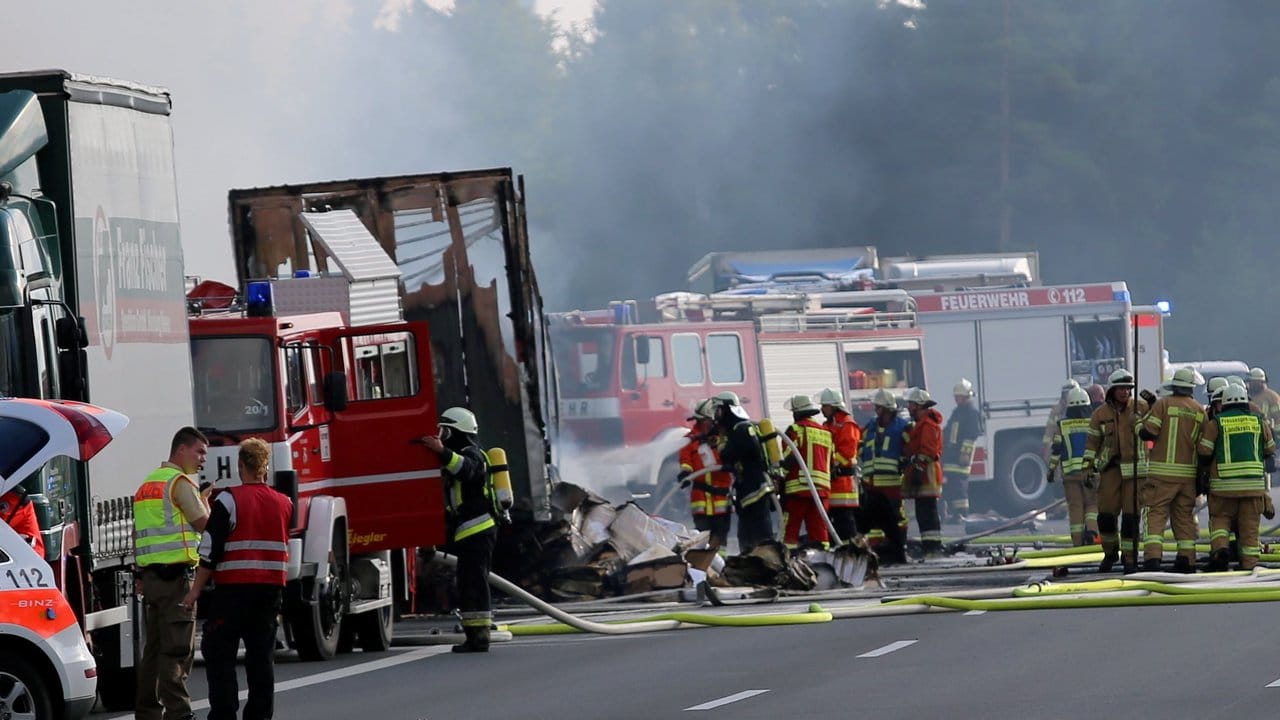 Der Bus soll nach dem Zusammenstoß mit einem Lastwagen in Brand geraten sein. Der Bus soll nach dem Zusammenstoß mit einem Lastwagen in Brand geraten sein.