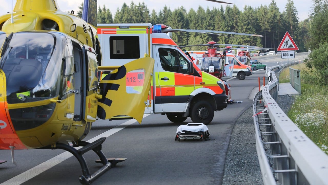 Rund 200 Einsatzkräfte der Rettungsdienste, Feuerwehren, des Technischen Hilfswerks und der Polizei waren vor Ort. Rund 200 Einsatzkräfte der Rettungsdienste, Feuerwehren, des Technischen Hilfswerks und der Polizei waren vor Ort.