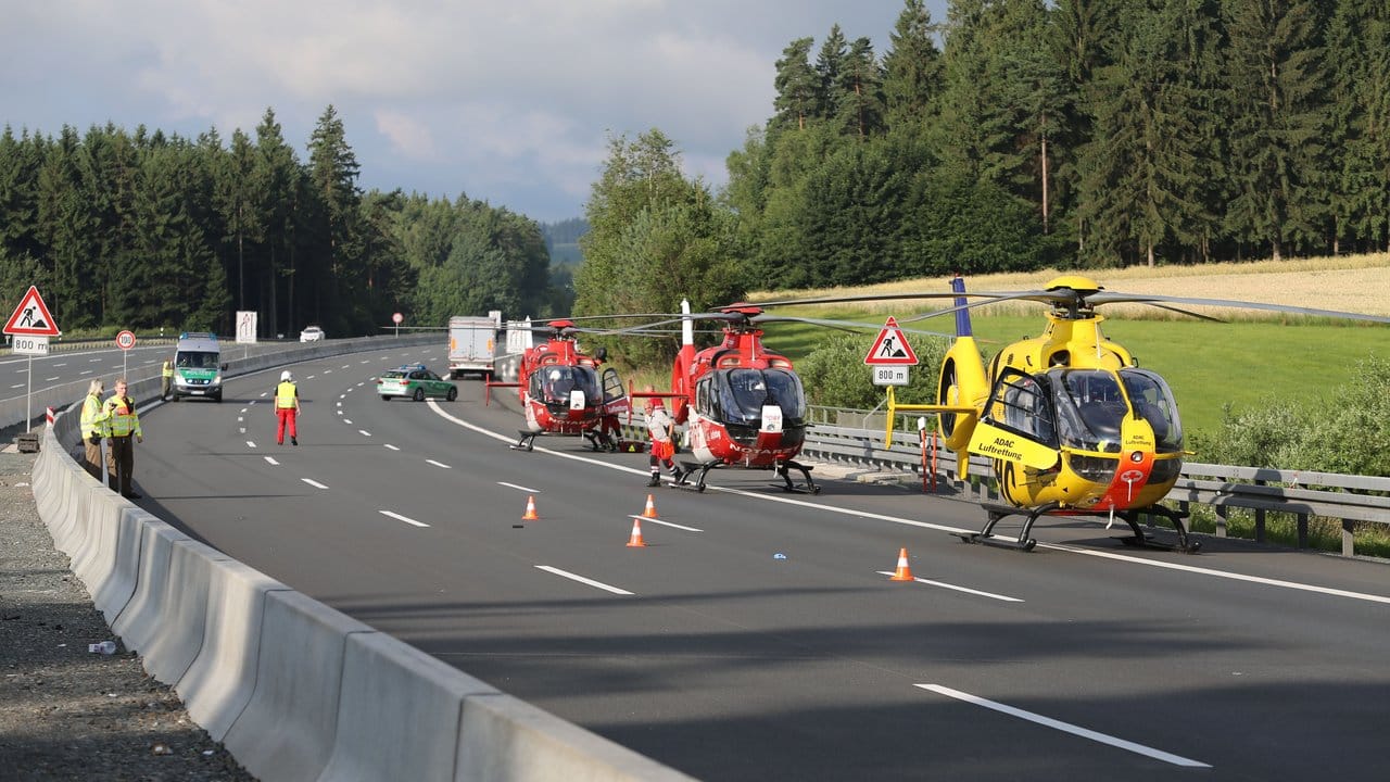 Es waren auch mehrere Rettungshubschrauber im Einsatz. Es waren auch mehrere Rettungshubschrauber im Einsatz.