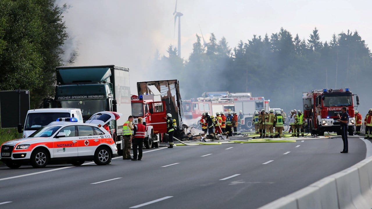 Nach dem schrecklichen Unfall wurde die A9 in beide Richtungen gesperrt. Nach dem schrecklichen Unfall wurde die A9 in beide Richtungen gesperrt.