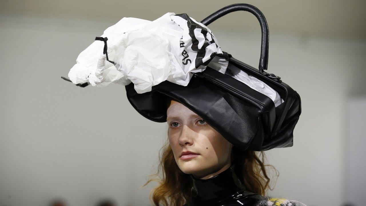 Hut und Tasche zugleich (Entwurf des belgischen Designerduos An Vandevorst und Filip Arickx).
