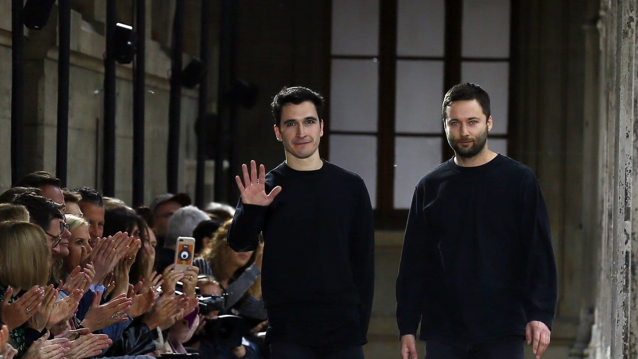 Die Designer Lazaro Hernandez (l) und Jack McCollough vom New Yorker Mode-Label Proenza Schouler in Paris.
