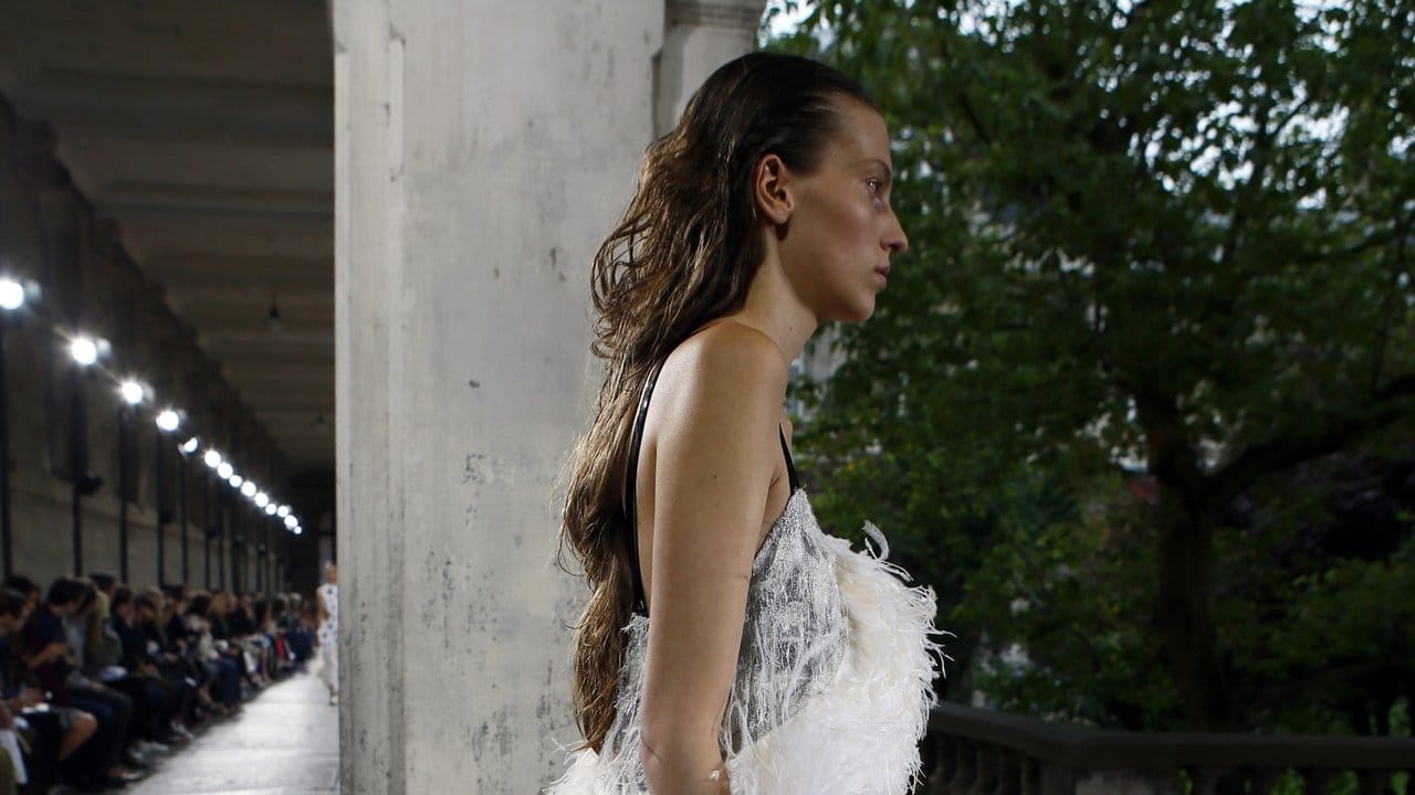 Ein Model präsentiert zeigt ein federleichtes Kleid des New Yorker Mode-Lables Proenza Schouler.