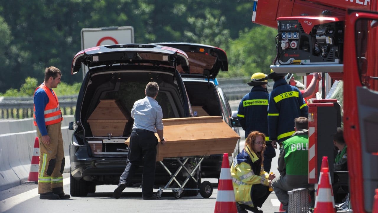 Bei dem schweren Busunfall auf der Autobahn A9 sind nach Erkenntnissen der Polizei vermutlich 18 Menschen ums Leben gekommen. Bei dem schweren Busunfall auf der Autobahn A9 sind nach Erkenntnissen der Polizei vermutlich 18 Menschen ums Leben gekommen.