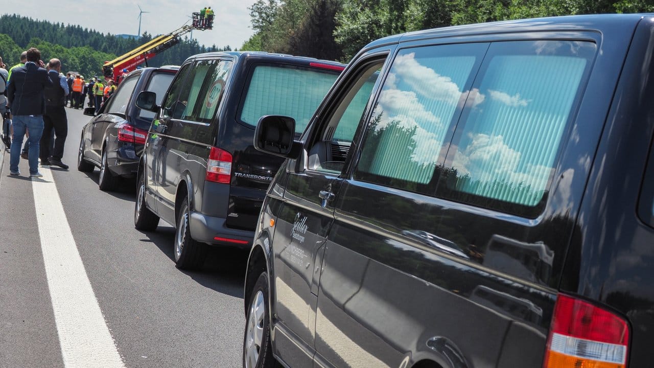 Bestattungsfahrzeuge auf der A9 bei Münchberg. Bestattungsfahrzeuge auf der A9 bei Münchberg.