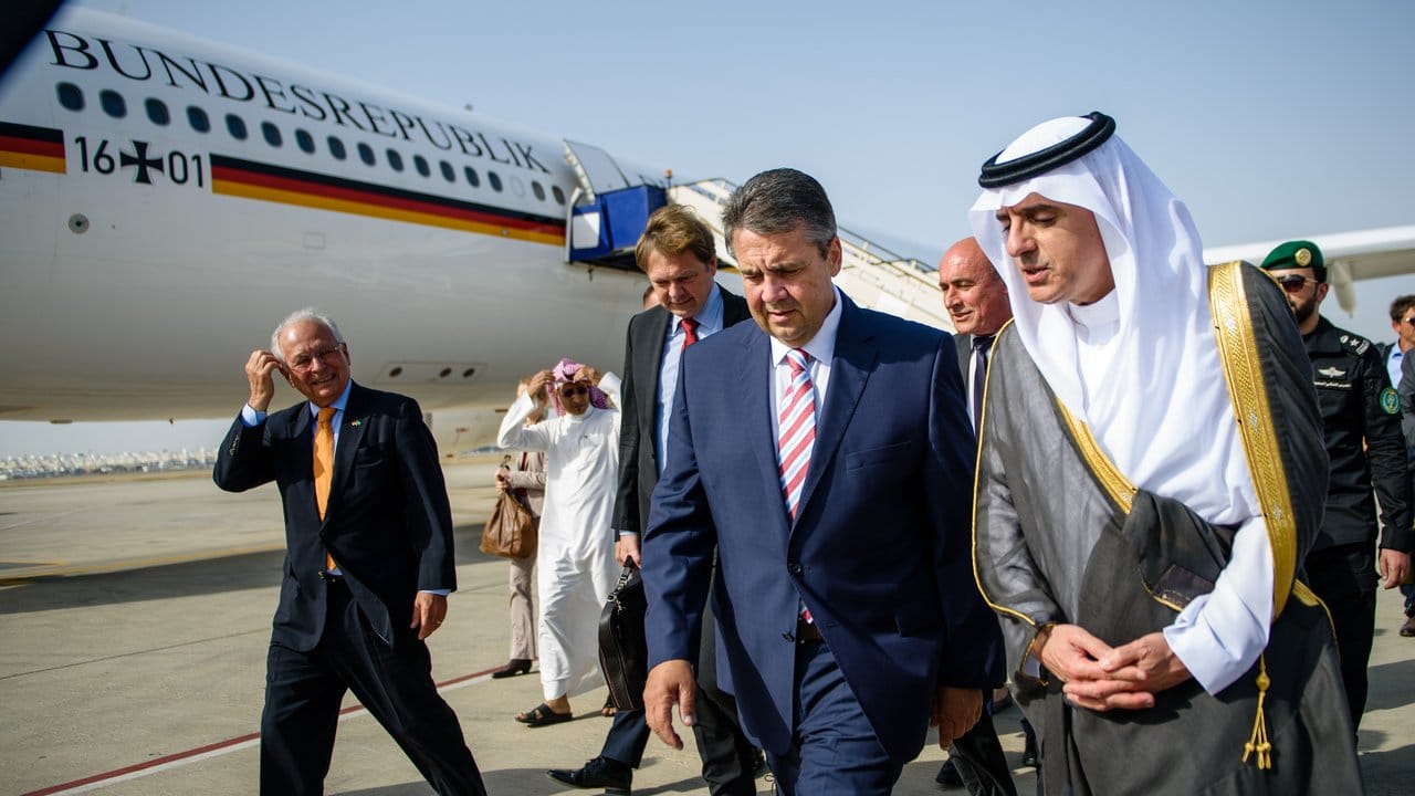 Krisendiplomatie: Außenminister Sigmar Gabriel wird vom saudischen Außenminister Abdel bin Ahmed Al-Jubeir auf dem Flughafen in Dschidda begrüßt. Krisendiplomatie: Außenminister Sigmar Gabriel wird vom saudischen Außenminister Abdel bin Ahmed Al-Jubeir auf dem Flughafen in Dschidda begrüßt.