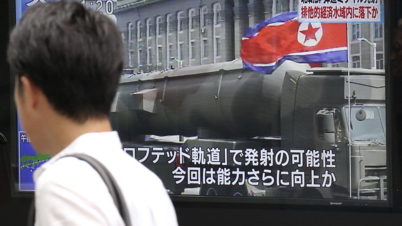 In Tokio berichtet ein japanischer Fernsehsender über den nordkoreanischen Raketentest. In Tokio berichtet ein japanischer Fernsehsender über den nordkoreanischen Raketentest.