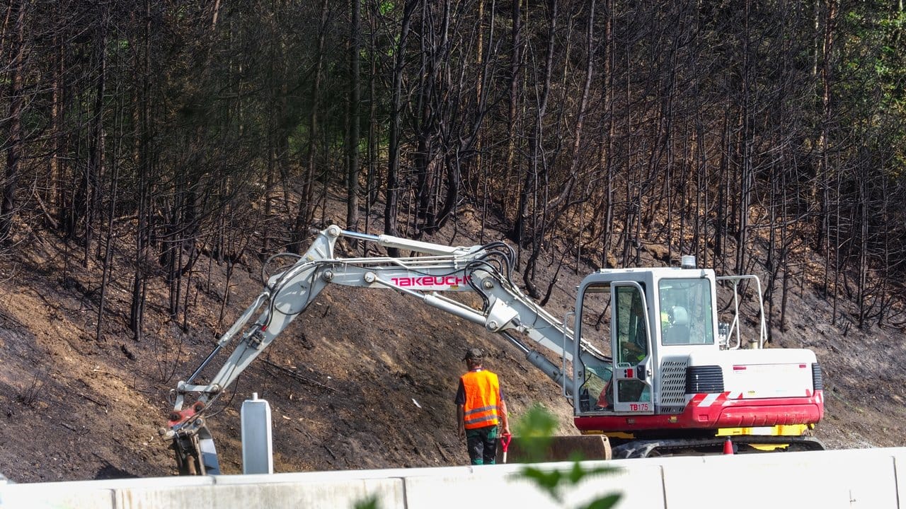 Ein Bagger am Unglücksort auf der A9 bei Münchberg in Bayern. Ein Bagger am Unglücksort auf der A9 bei Münchberg in Bayern.