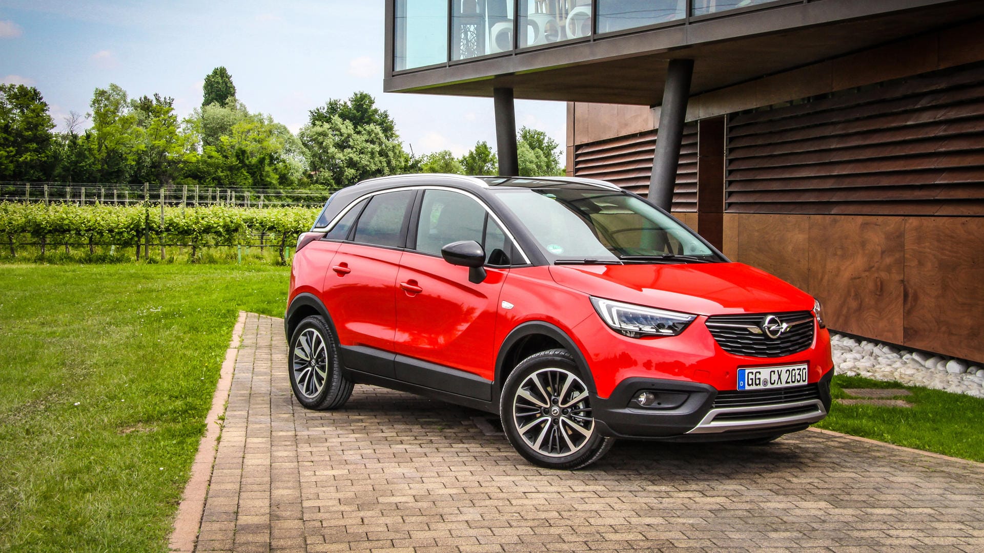 Der Crossland X von Opel will den praktischen Nutzen eines Vans mit dem angesagten Design eines SUVs verbinden.