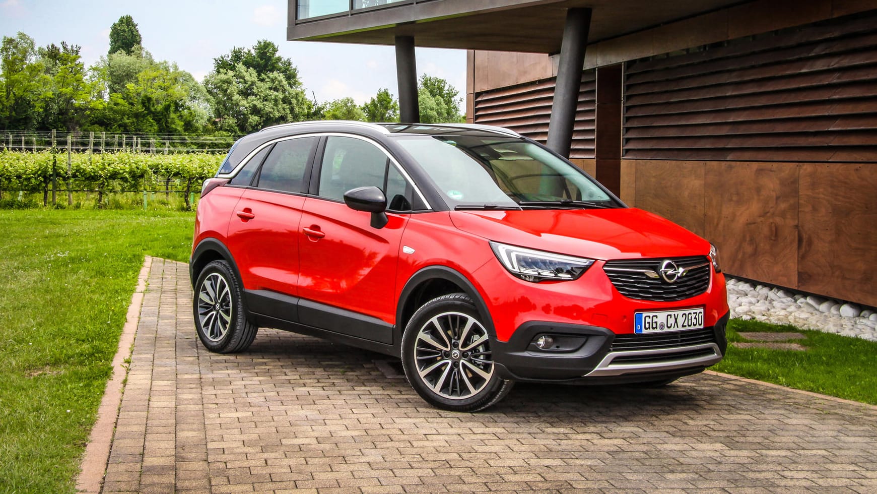 Der Crossland X von Opel will den praktischen Nutzen eines Vans mit dem angesagten Design eines SUVs verbinden.