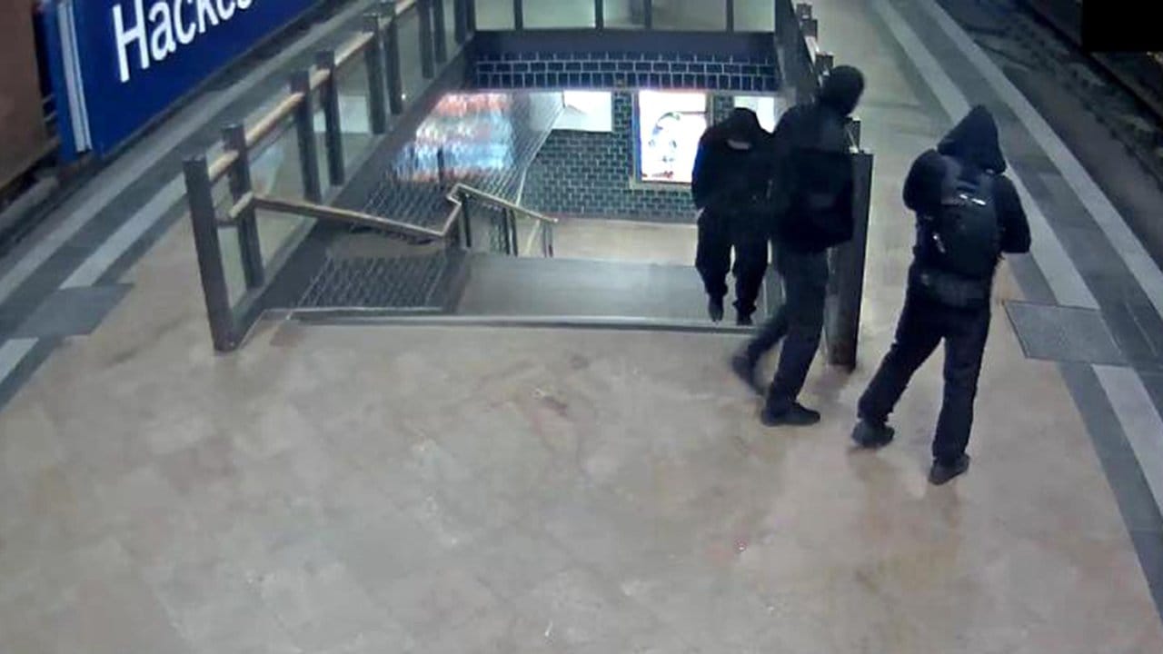 Die Polizei veröffentlichte ein Video, auf dem die mutmaßlichen Diebe der 100-Kilo-Goldmünze "Big Maple Leaf" zu sehen sein sollen. Die Polizei veröffentlichte ein Video, auf dem die mutmaßlichen Diebe der 100-Kilo-Goldmünze "Big Maple Leaf" zu sehen sein sollen.