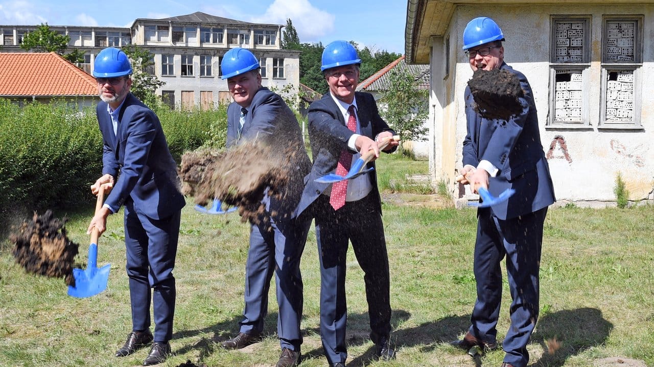 Der erste Spatenstich wird von Thomas Jebsen(r-l), Staatssekretär Gunther Adler, Bürgermeister Holger Schreiber und Erik Roßnagel vollzogen. Der erste Spatenstich wird von Thomas Jebsen(r-l), Staatssekretär Gunther Adler, Bürgermeister Holger Schreiber und Erik Roßnagel vollzogen.
