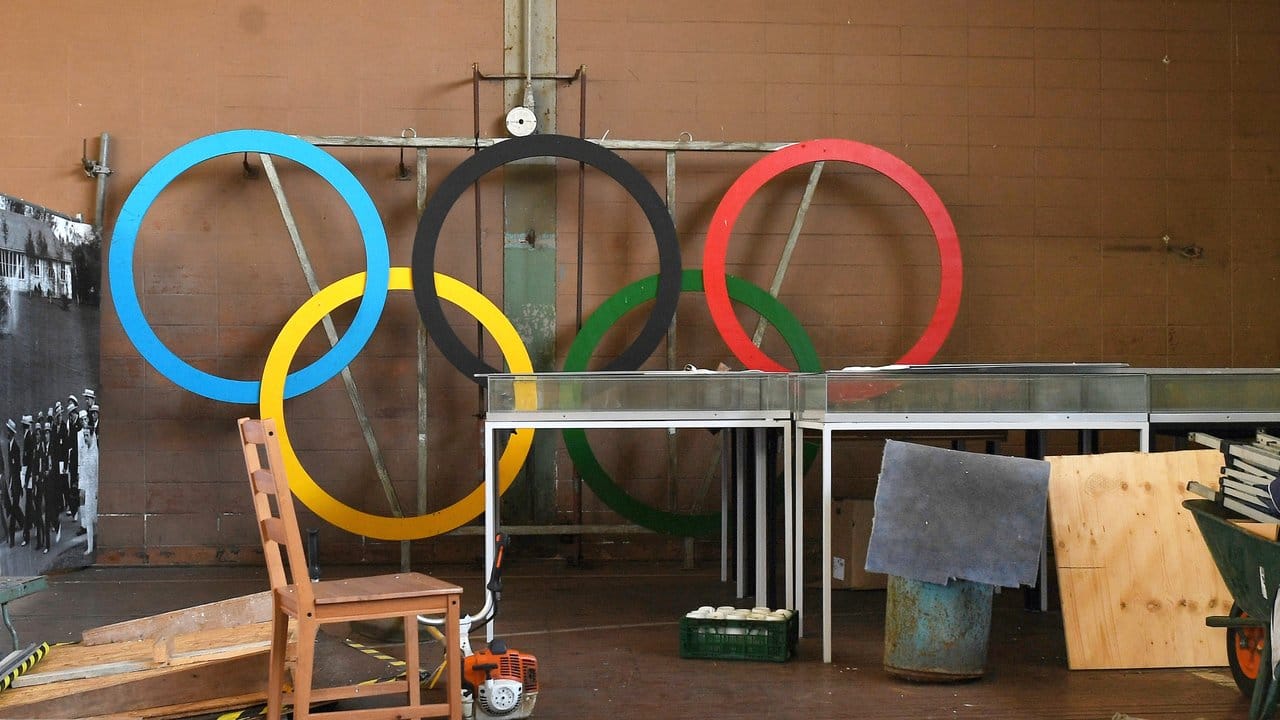 Olympische Ringe stehen in einer Halle des ehemaligen Olympischen Dorfes am Rande Berlins. Olympische Ringe stehen in einer Halle des ehemaligen Olympischen Dorfes am Rande Berlins.