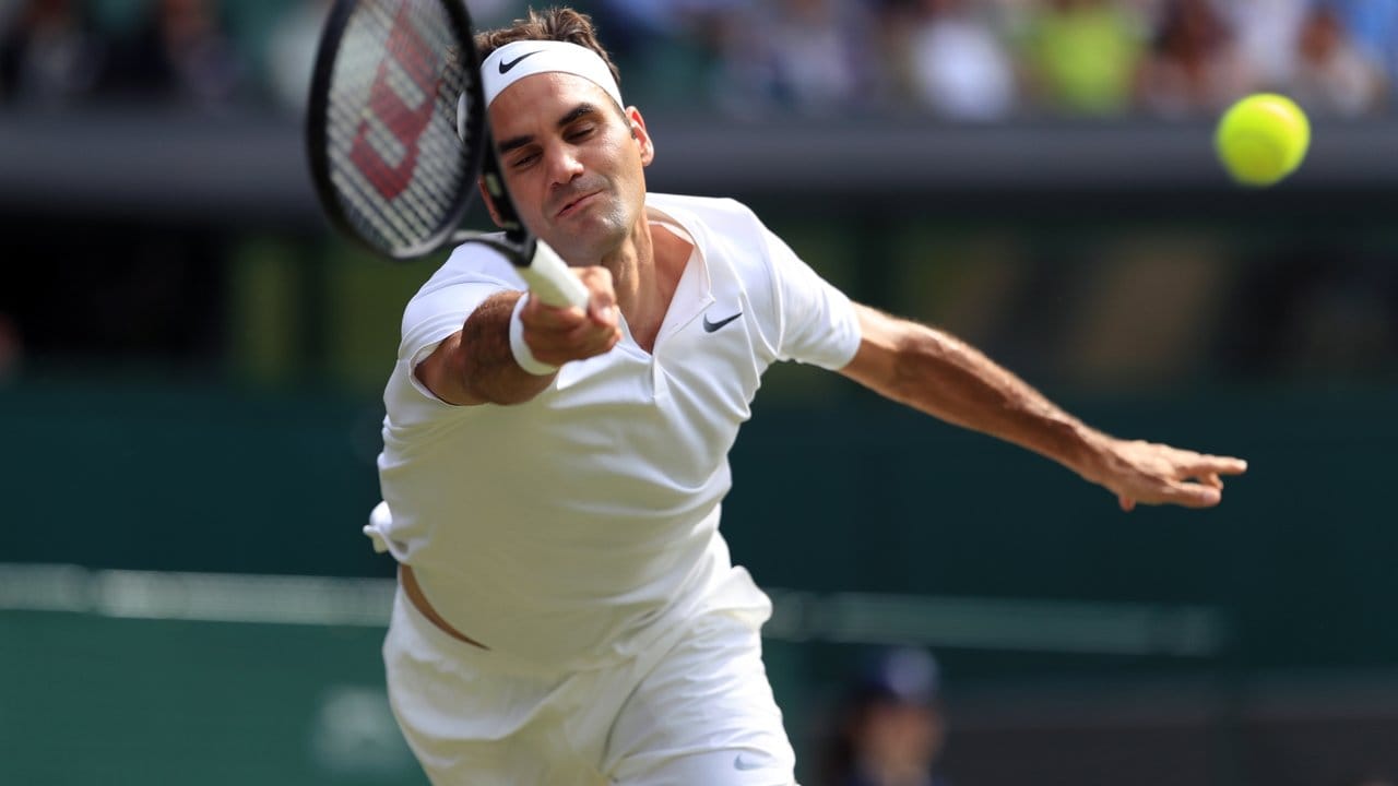 Roger Federer profitiert beim Stand von 6:3, 3:0 von der Aufgabe seines Gegners aus der Ukraine.