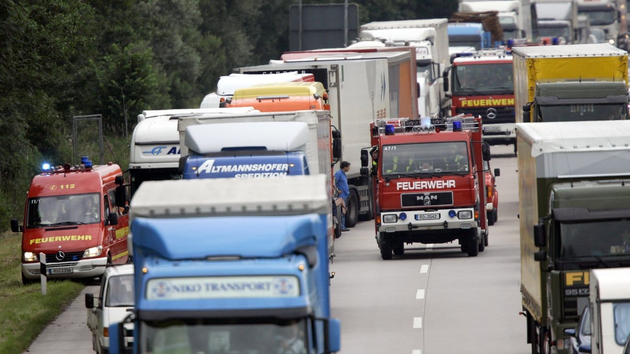 Feuerwehrfahrzeuge kämpfen sich auf der Inntalautobahn bei Reischenhart zu einer Unfallstelle durch. Feuerwehrfahrzeuge kämpfen sich auf der Inntalautobahn bei Reischenhart zu einer Unfallstelle durch.