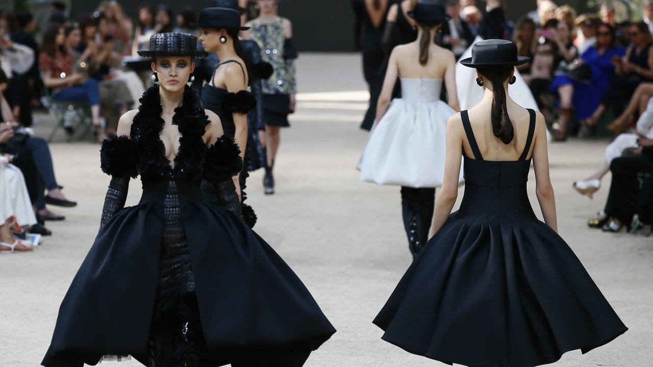 Die Models im typischen Look der Modemacherin Coco Chanel auf dem Catwalk in Paris.