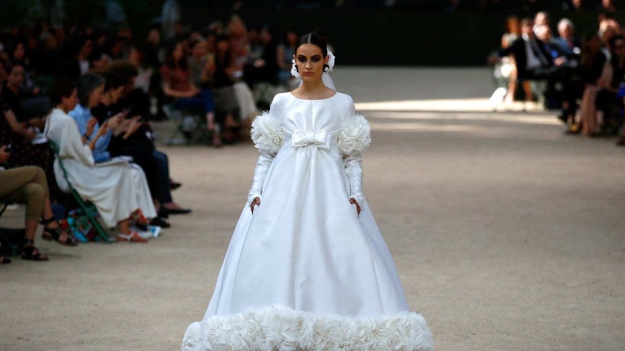 Ein Brautkleid von Lagerfeld, das mit dem feinen schmalen Oberteil und dem üppig gebauschten Rock für jede royale Hochzeit getaugt hätte.