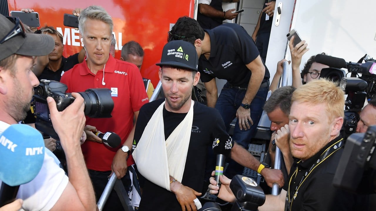 Nach der ersten Untersuchung zeigt sich Mark Cavendish mit bandagiertem linken Arm.