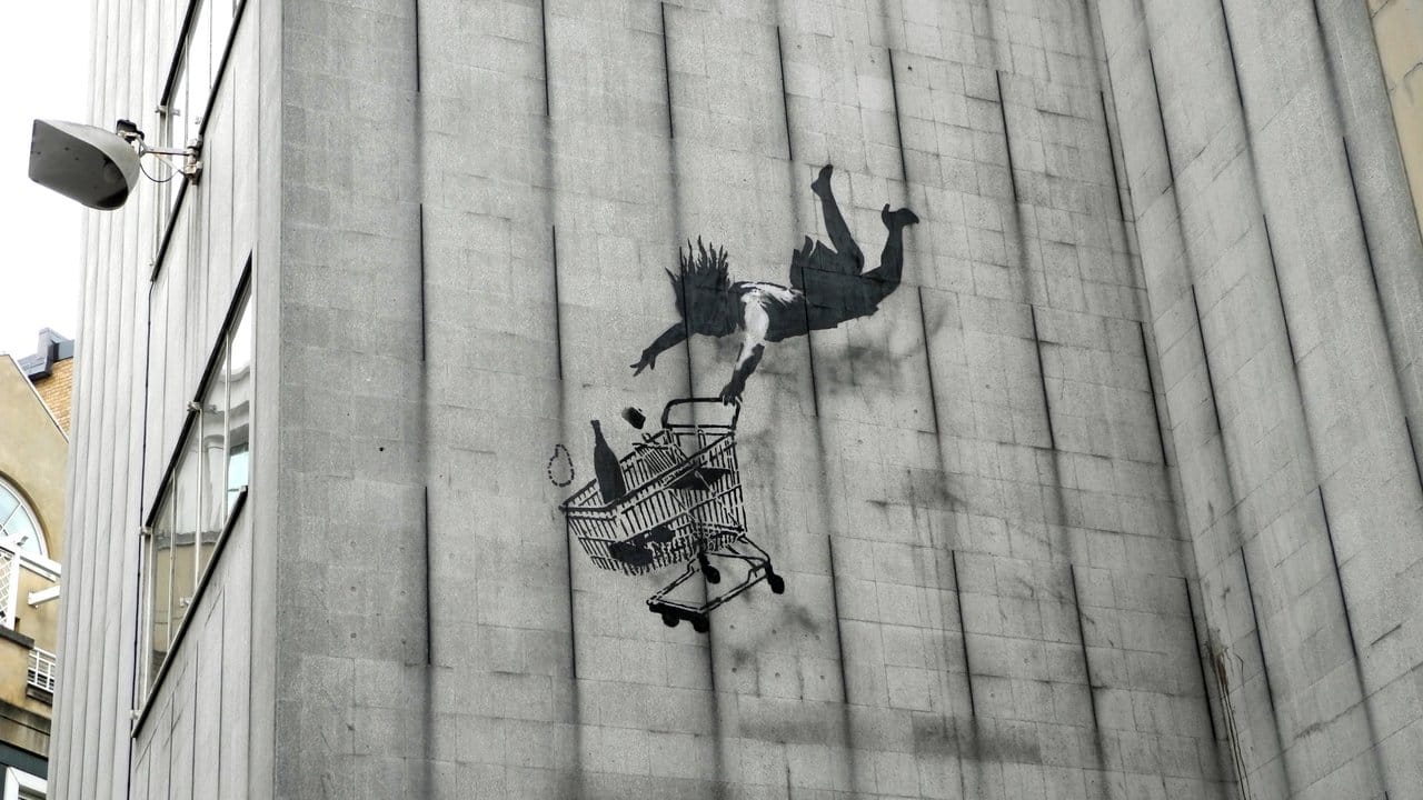 Banksy hinterlässt seine Motive seit über 25 Jahren an Wänden, Mauern und Häusern überall auf der Welt. Banksy hinterlässt seine Motive seit über 25 Jahren an Wänden, Mauern und Häusern überall auf der Welt.