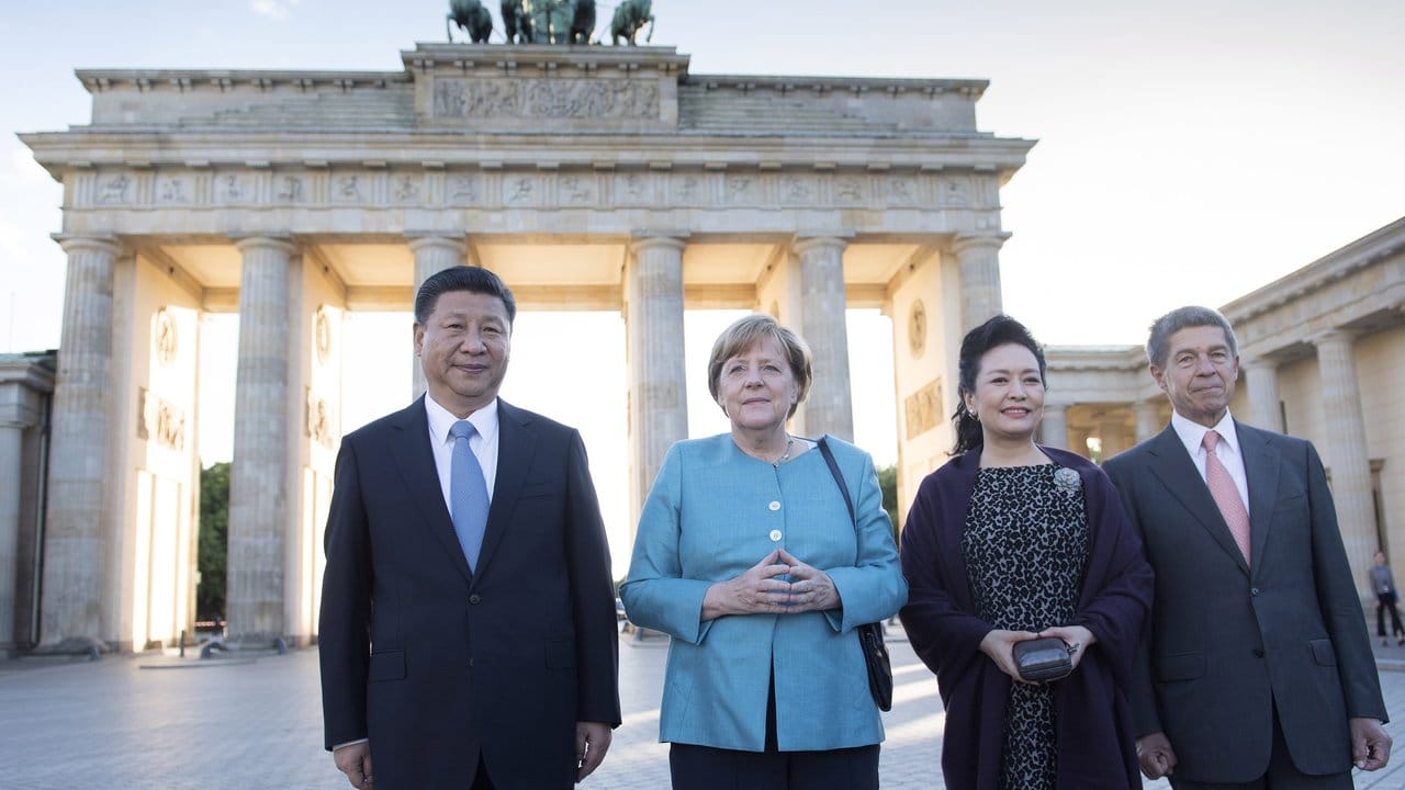 Der chinesische Präsident Xi Jinping (l-r), Bundeskanzlerin Angela Merkel, Xis Ehefrau Peng Liyuan und Merkels Ehemann Joachim Sauer vor dem Brandenburger Tor in Berlin. Der chinesische Präsident Xi Jinping (l-r), Bundeskanzlerin Angela Merkel, Xis Ehefrau Peng Liyuan und Merkels Ehemann Joachim Sauer vor dem Brandenburger Tor in Berlin.