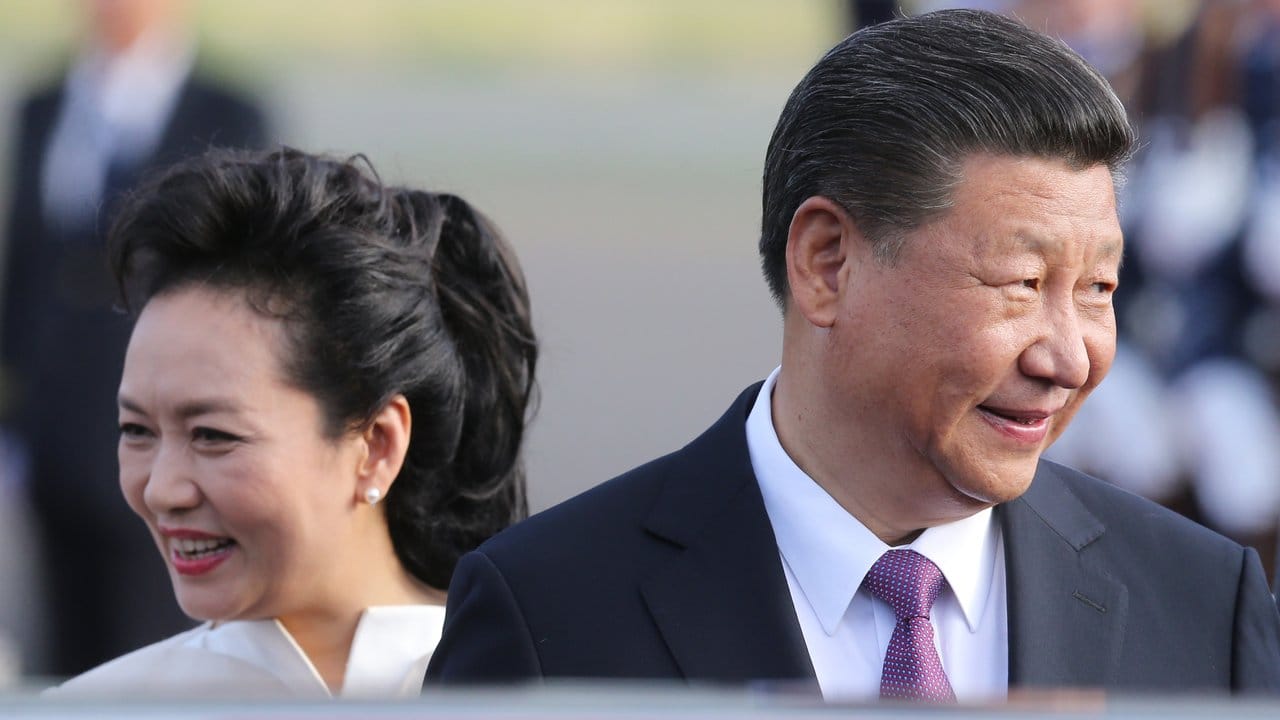 Chinas Staatspräsident Xi Jinping und seine Frau Peng Liyuan bei der Ankunft am Flughafen Tegel. Chinas Staatspräsident Xi Jinping und seine Frau Peng Liyuan bei der Ankunft am Flughafen Tegel.