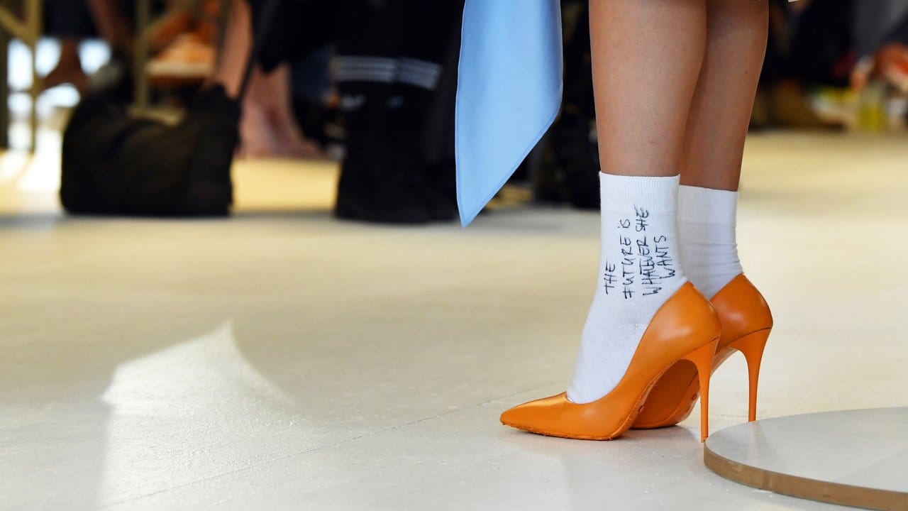 "The future is whatever she wants": Das Label Antonia Goy setzt auf Socken in Pumps.