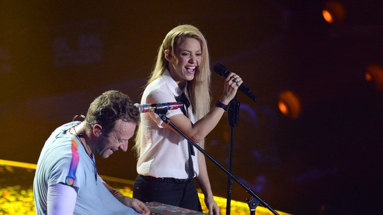 Ausgelassene Stimmung auf der Bühne: Shakira und Chris Martin. Ausgelassene Stimmung auf der Bühne: Shakira und Chris Martin.